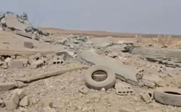 Suriye: ABD güçleri Deyr ez Zor'da bir camiye havadan saldırı düzenledi ve camiyi bombaladı.